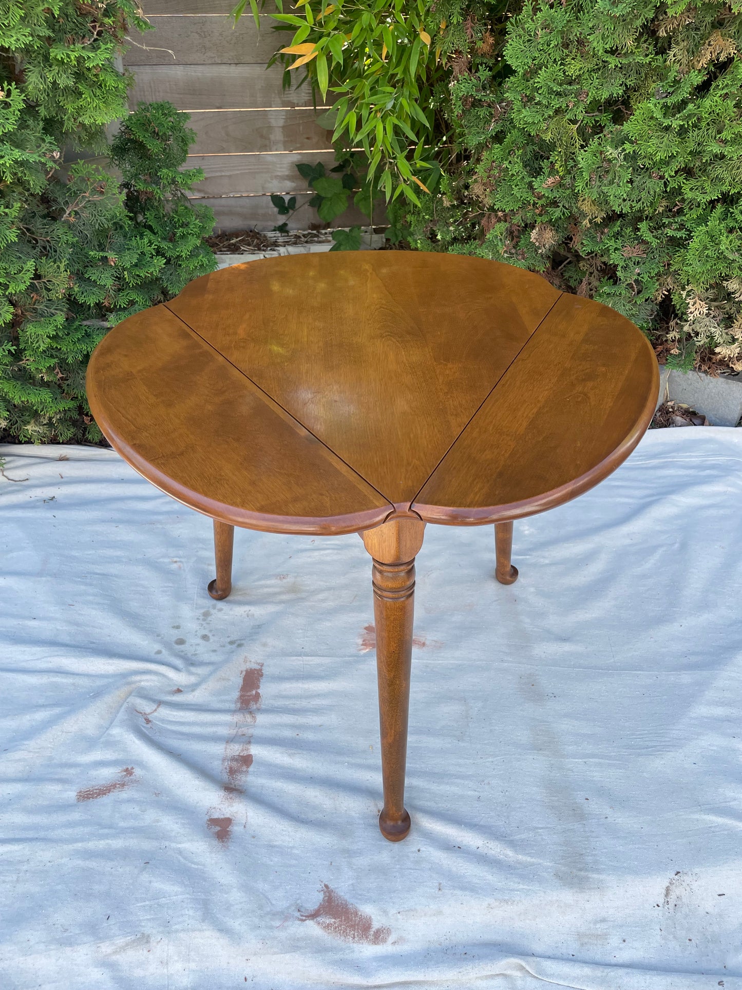 Ethan Allen Heirloom Nutmeg Maple Trefoil Drop Leaf Table, Model #0871
