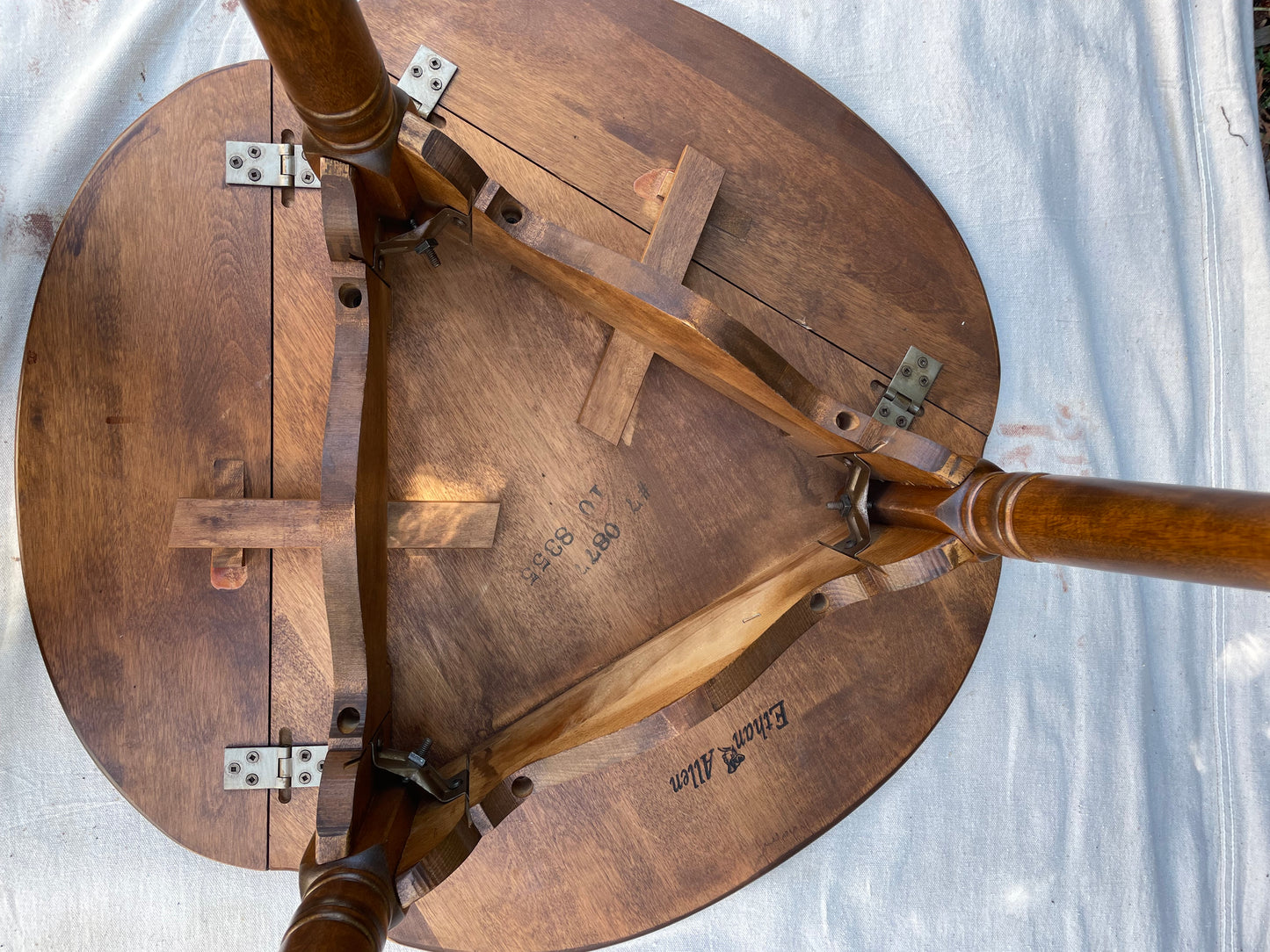 Ethan Allen Heirloom Nutmeg Maple Trefoil Drop Leaf Table, Model #0871