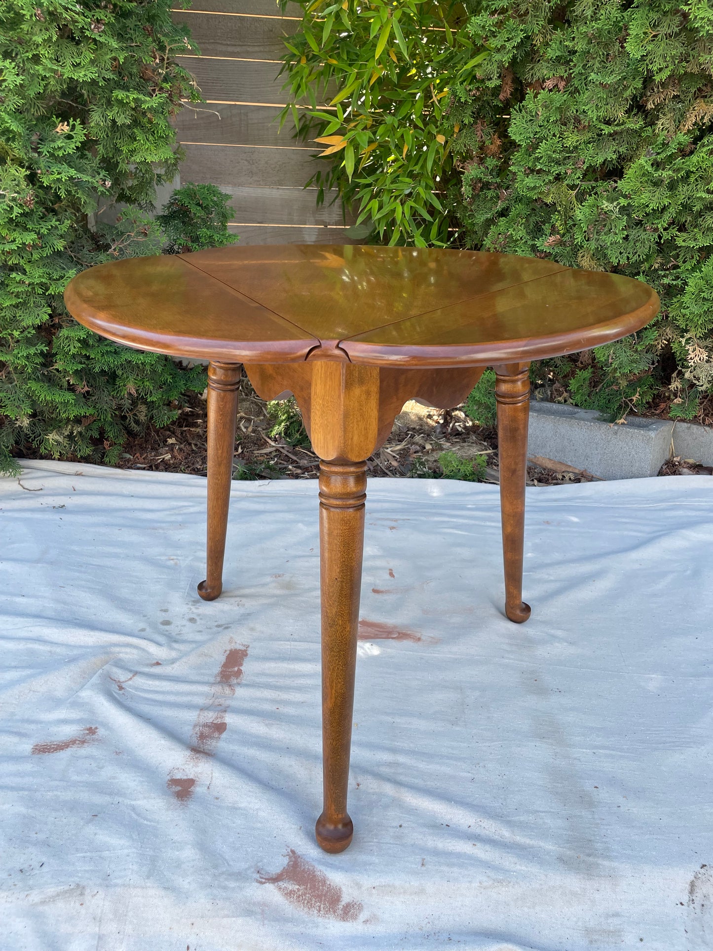 Ethan Allen Heirloom Nutmeg Maple Trefoil Drop Leaf Table, Model #0871